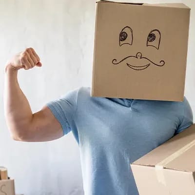 Mężczyzna z kartonem na głowie napina biceps